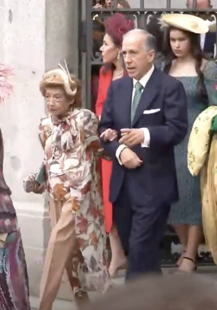 Piru Urquijo, con uno de sus hijos en la boda del alcalde y su nieta Teresa. / OKDIARIO