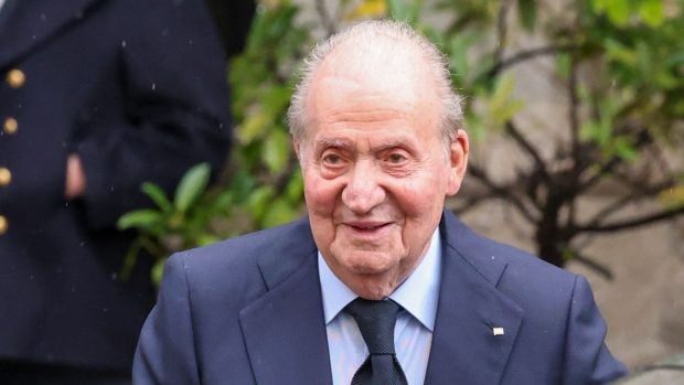 El Rey Juan Carlos, antes de abandonar Espa&ntilde;a este lunes. / GTRES