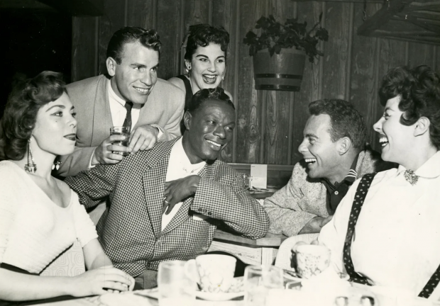 Lita Trujillo, arriba de Nat King Cole.
