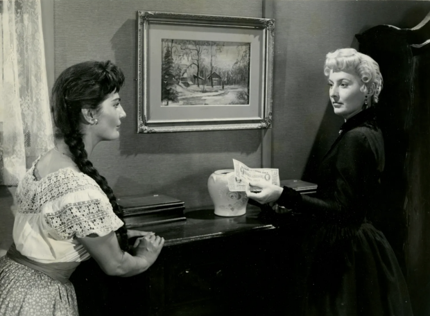 Lita Trujillo, junto a Barbara Stanwyck.