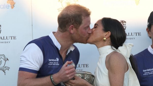 meghan markle y el principe harry bes&aacute;ndose, el vestido de Meghan