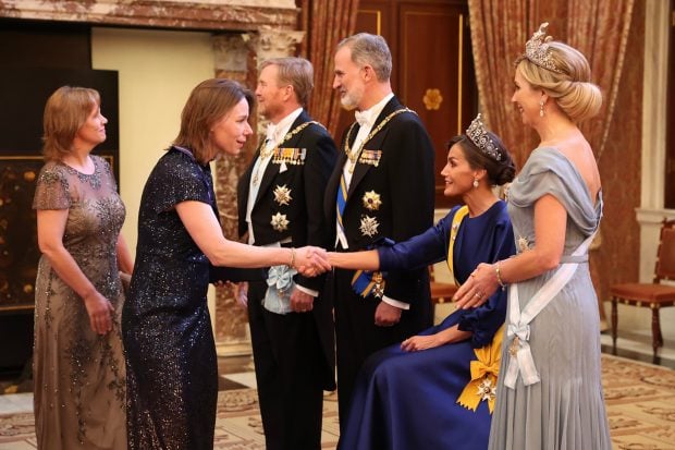 La Reina Letizia, sentada en el Palacio Real de &Aacute;msterdam. (Foto: Gtres)