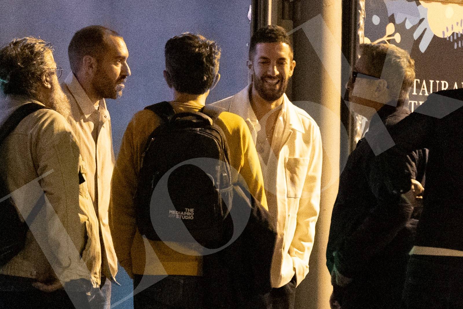David Broncano y Andreu Buenafuente, junto a varios amigos, en Madrid. (Foto: Gtres)