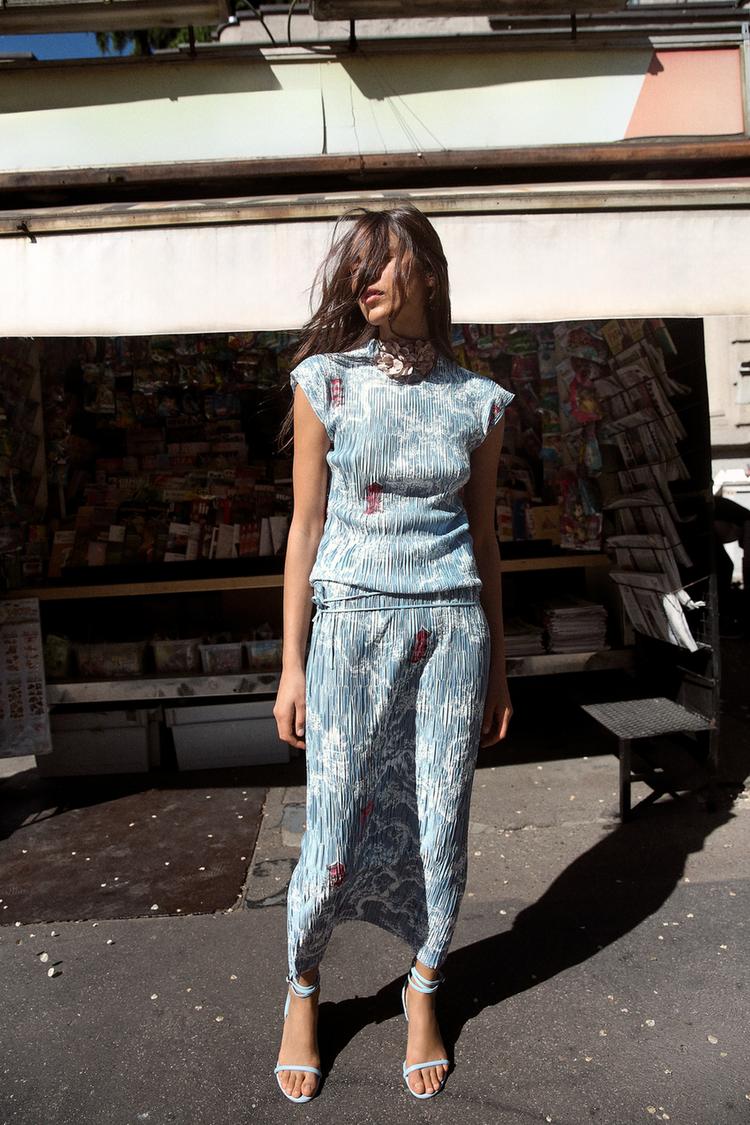 Fichamos en Zara la falda plisada que vas a necesitar: sienta como un guante y tiene el estampado más especial