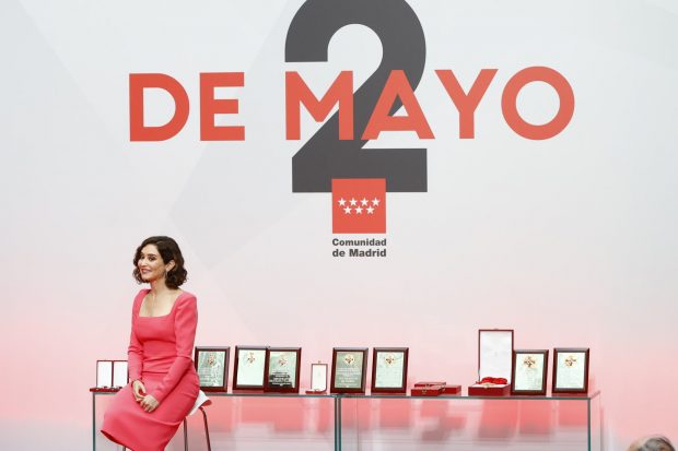 moda ayuso, ayuso vestido torera, dia comunida de madrid, 2 de mayo ayuso vestido torera,