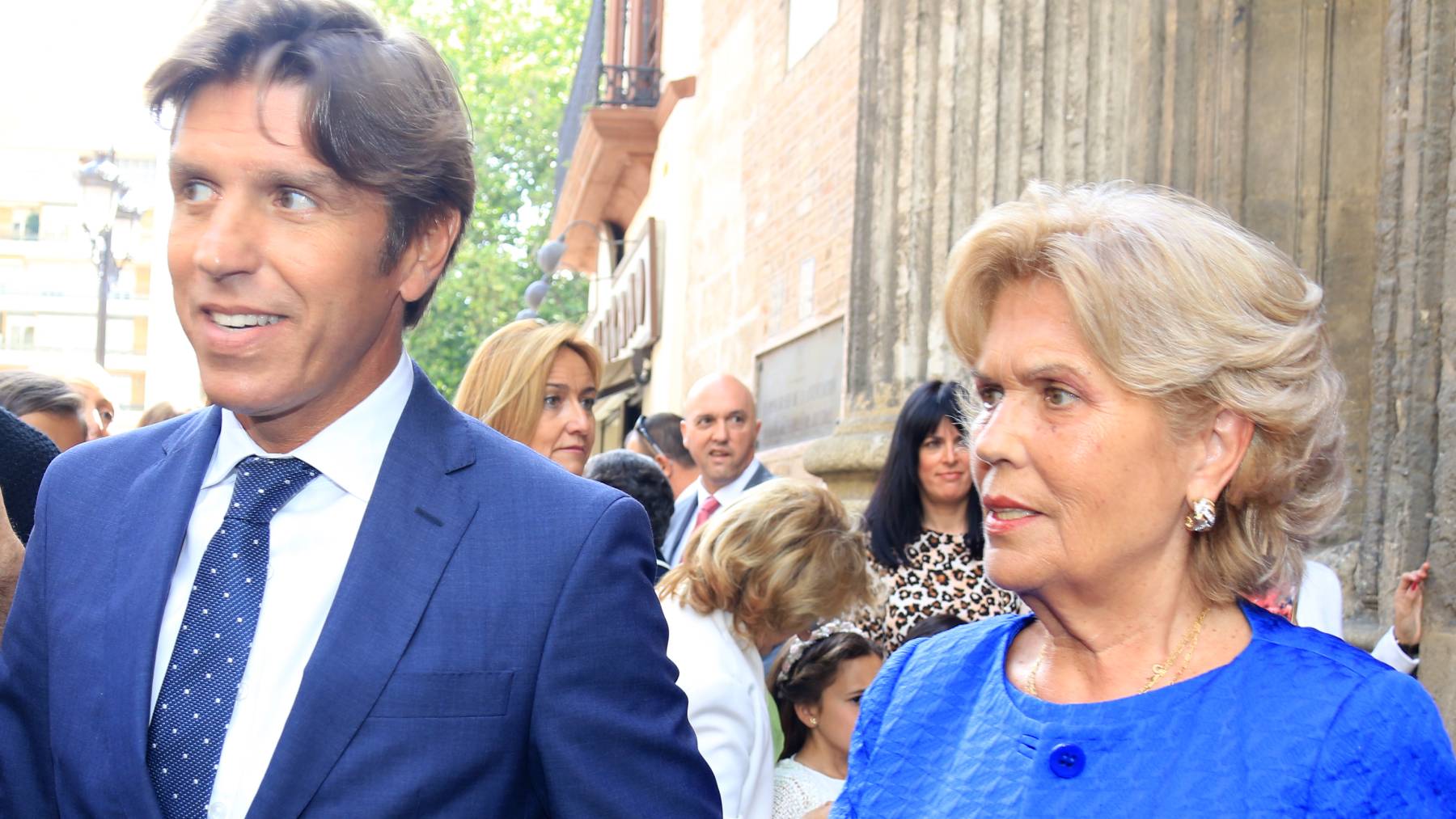 El torero Manuel Díaz » El Cordobés » y su madre Maria José Díaz a la salida de una iglesia en Sevilla. (Foto: Gtres)