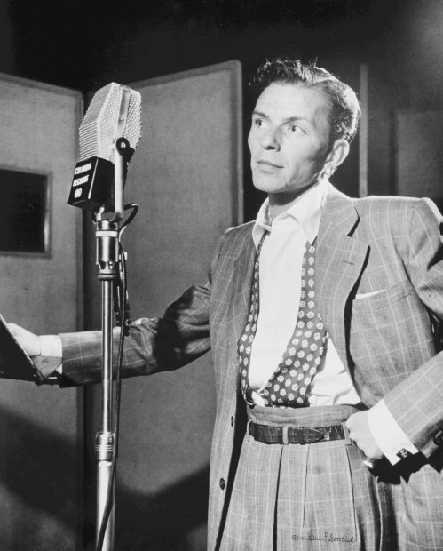Frank Sinatra en un estudio de grabación.