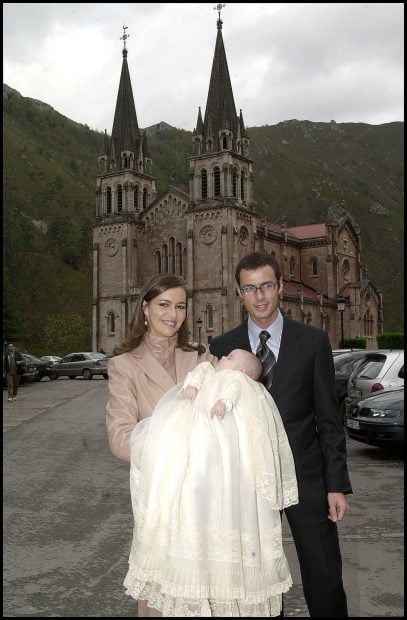 L TORERO FINITO DE CORDOBA Y SU MUJER LA PRESENTADORA ARANCHA DEL SOL DURANTE EL BAUTIZO DE SU HIJA LUCIA SERRANO DEL SOL PP _ ©KORPA 09 _ 11 _ 02. CANGAS DE ONIS, ASTURIAS.jpg