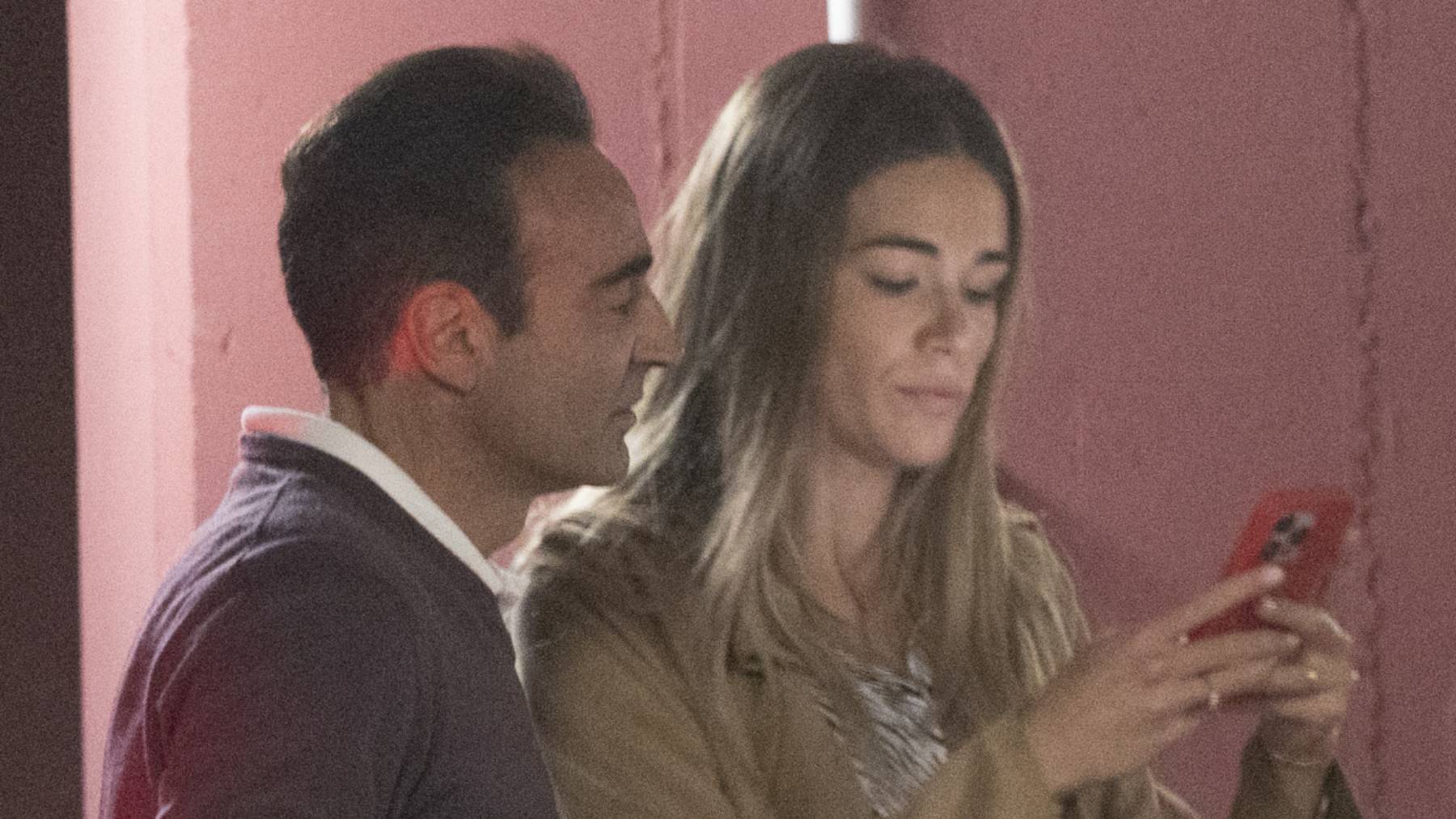 Enrique Ponce y Ana Soria, por las calles de Madrid. (Foto: Gtres)