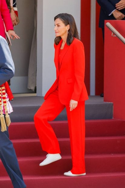 Letizia barefoot