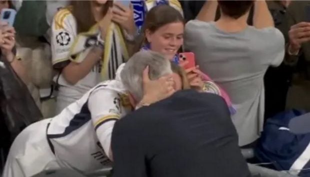 Carlo Ancelotti, mujer Carlo Ancelotti, Carlo Ancelotti beso mujer,