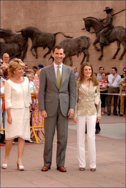 Esperanza Aguirre, Felipe de Borbón y Letizia Ortiz en la corrida de la Beneficencia 2006. (Foto: Gtres)