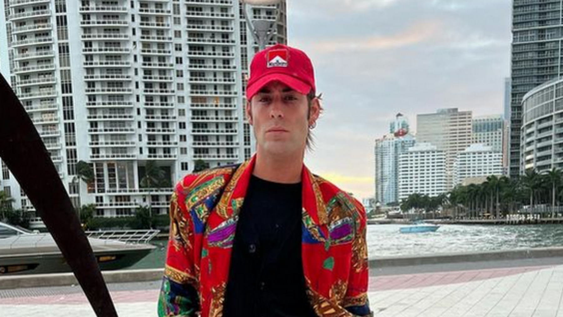 Posado de Carlos Deltell en sus redes sociales. (Foto: Instagram)