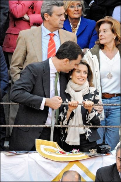 Los príncipes de Asturias Felipe de Borbón y Letizia Ortiz durante la Feria en el tendido en 2008. (Foto: Gtres)