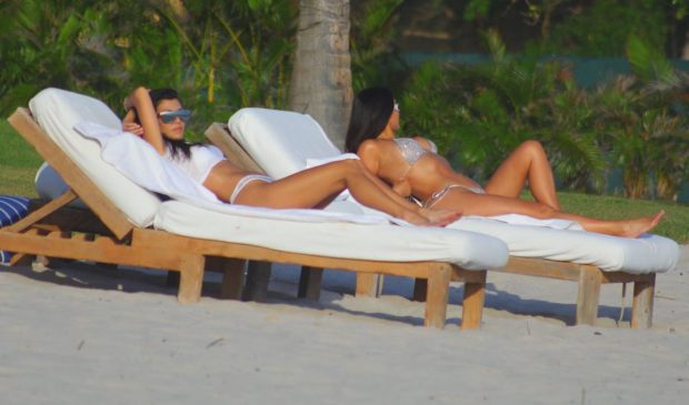 Kim y Kourtney Kardashian tomando el sol. (Foto: Gtres)