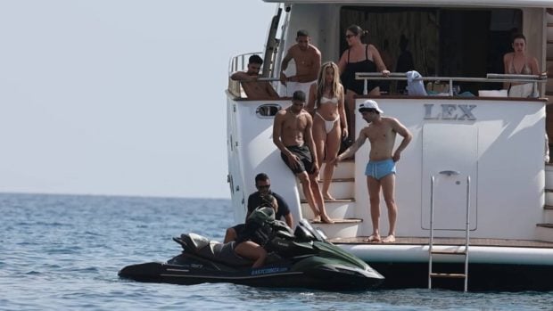 Achraf Hakimi y Lola Índigo, en Ibiza