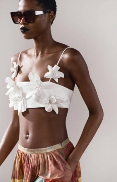 Top corto de escote recto con tirantes finos de Zara.