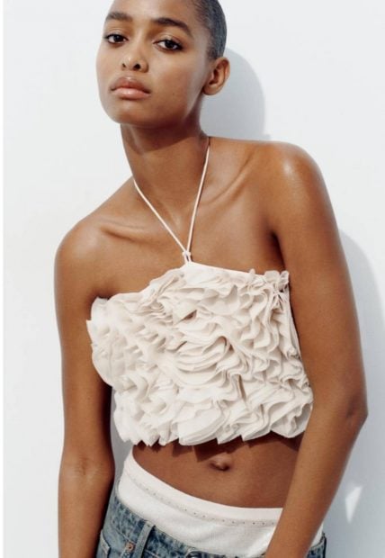 Top bandeau de escote recto de Zara.