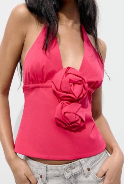 Top entallado con cuello halter y escote en pico de Zara.