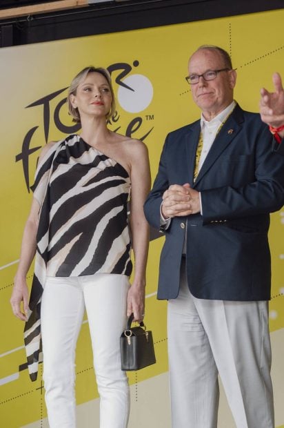 Durante la etapa final del Tour de Francia, Charl&egrave;ne de M&oacute;naco y el Pr&iacute;ncipe Alberto. Foto: (Gtres)