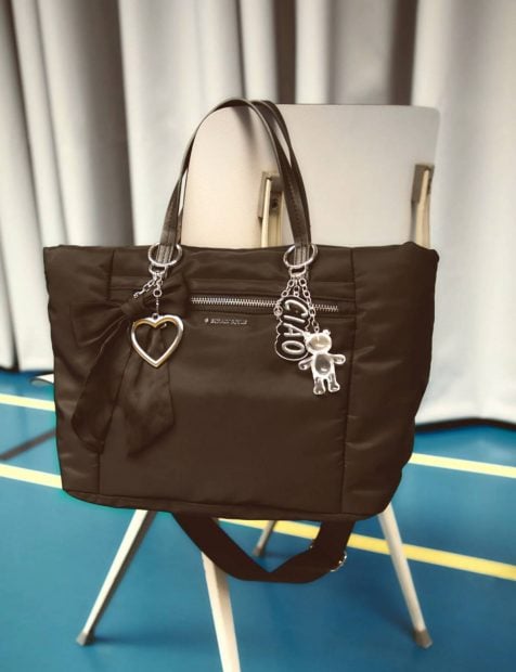 Bolso de Stradivarius decorado con diferentes charms.