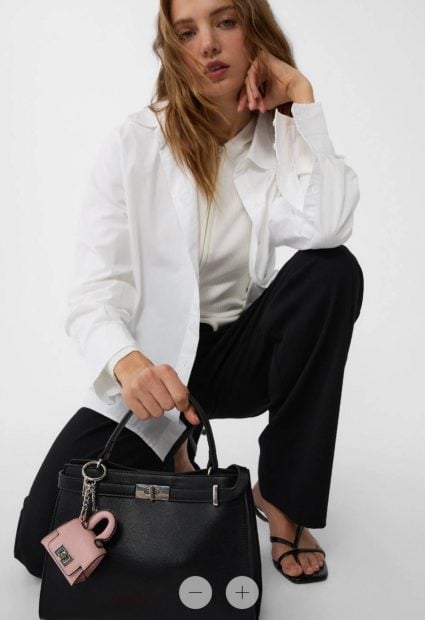 Llavero de mini bolso de Stradivarius.