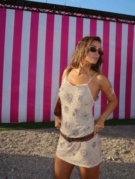 La influencer María Pombo lleva un vestido boho con un cinturón de cuero.