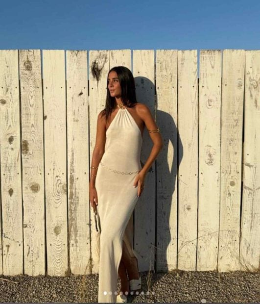 La influencer Claudia Martínez luce un cinturón dorado con un vestido ibicenco.