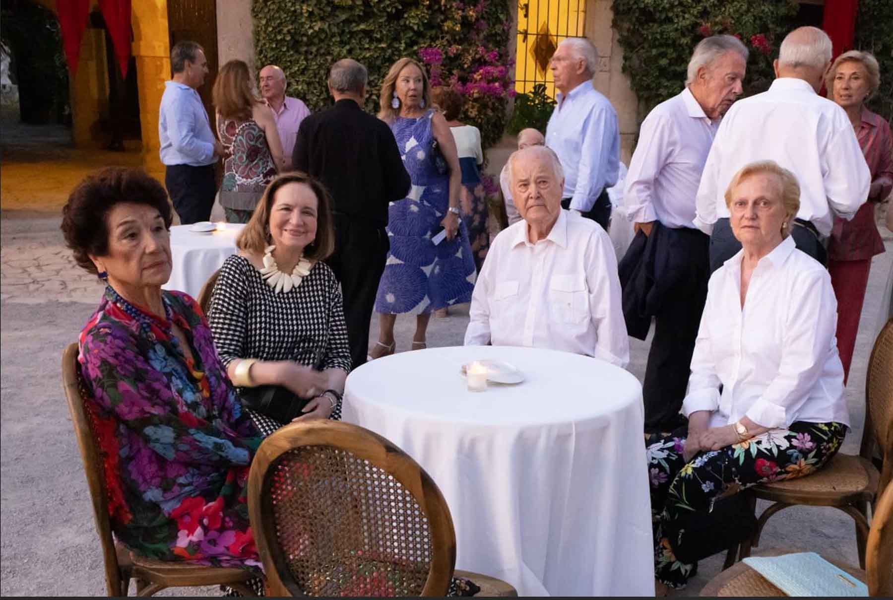 La duquesa viuda de Maura junto a los condes de El Abray Mercedes Quiroga de Conrado. (Foto: Cortes&iacute;a)