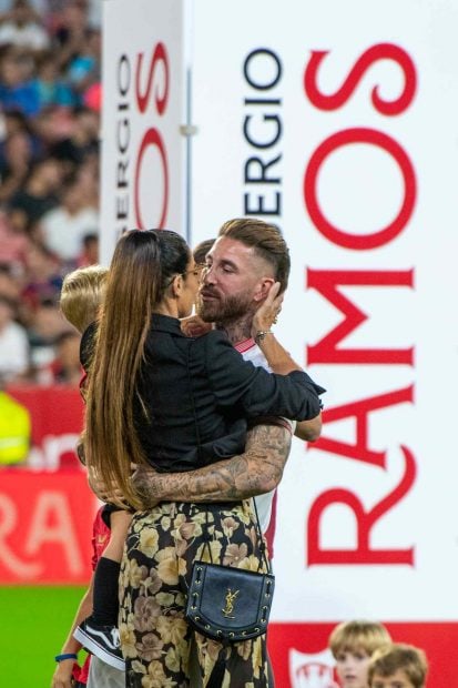 El tierno beso que han protagonizado Pilar Rubio y Sergio Ramos. (Foto: Gtres)