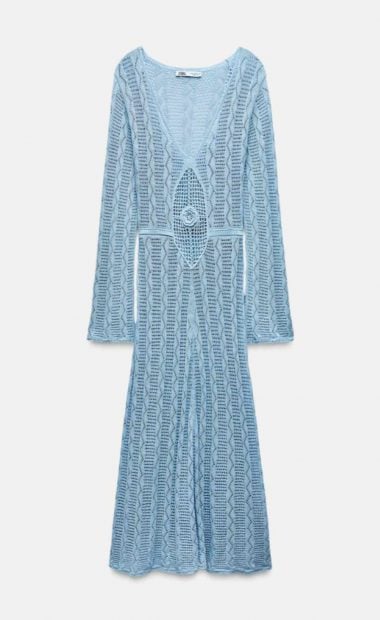 Vestido de escote pico y manga larga de Zara.
