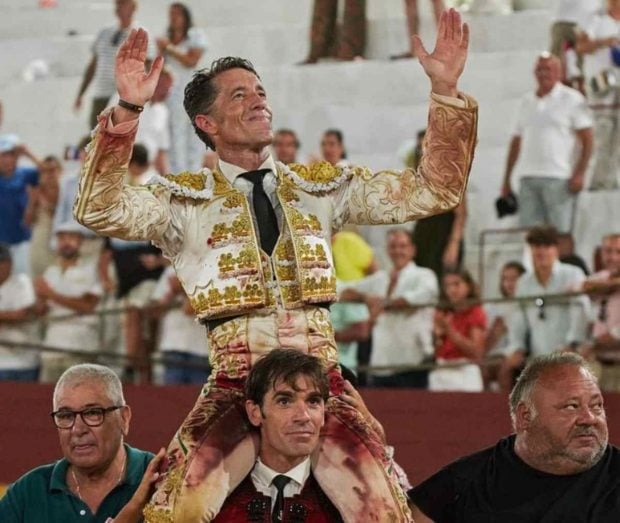 Manuel Escribano saliendo a hombros de la plaza de toros. (Foto: Gtres)