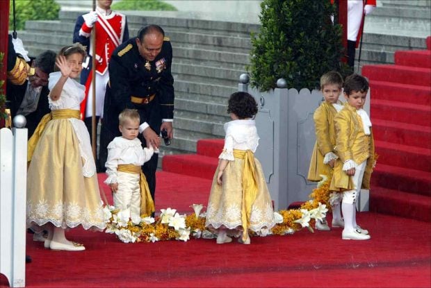 Un peque&ntilde;o Froil&aacute;n encabeza la comitiva de los pajes, mientras que al final de la imagen se encuentra Victoria L&oacute;pez-Quesada. (Foto: Gtres)