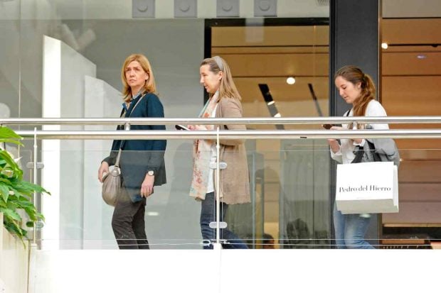 La Infanta Cristina de Borb&oacute;n con Cristina de Borb&oacute;n dos Sicilias y su hija Victoria L&oacute;pez-Quesada de Borb&oacute;n en Madrid de compras. (Foto: Gtres)