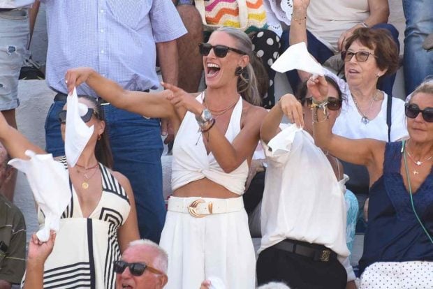 La modelo tambi&eacute;n se relaj&oacute; durante la corrida. (Foto: Gtres)