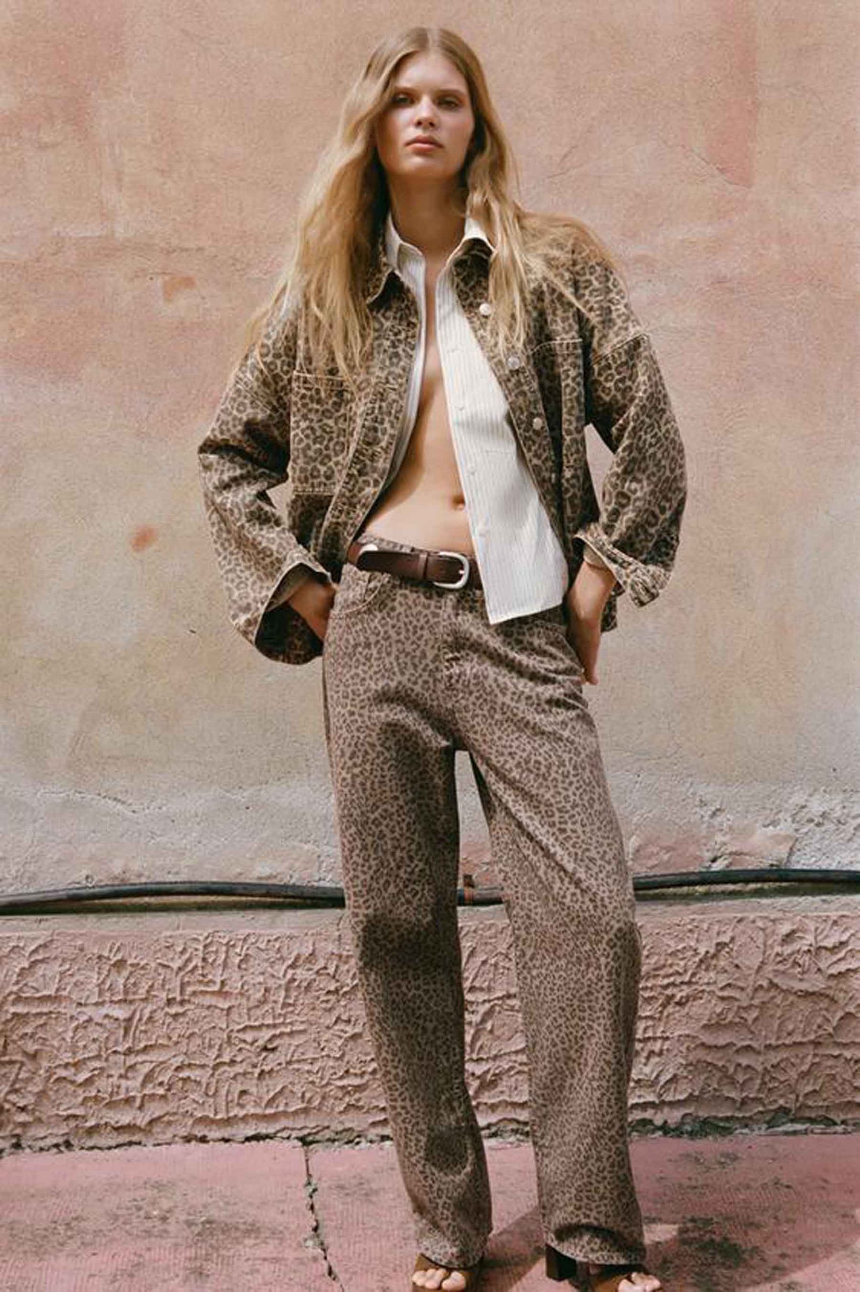 Look de Zara compuesto de pantalón y sobrecamisa a juego. (Foto: Zara)