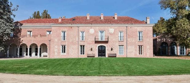 La fachada de la finca Soto de Mozanaque impresiona por su elegancia cl&aacute;sica. 