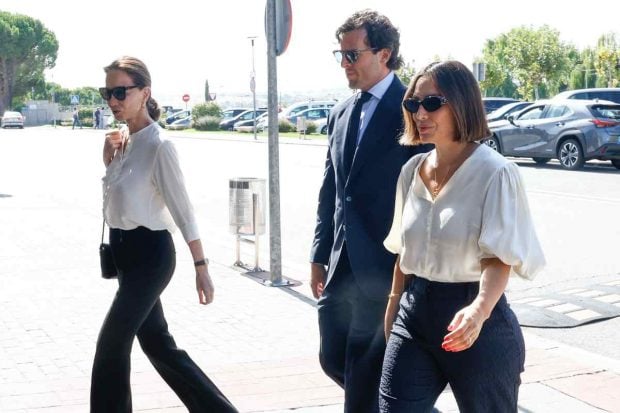 Isabel Preysler, &Iacute;&ntilde;igo Onieva y Tamara Falc&oacute; llegan al tanatorio con estilo sobrio. (Foto: Gtres)
