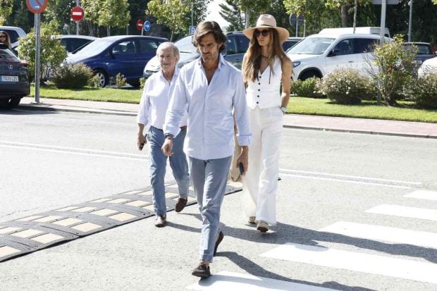 Ariadne Artiles llega al tanatorio acompa&ntilde;ada por Jos&eacute; Mar&iacute;a Garc&iacute;a y su suegro. (Foto: Gtres)