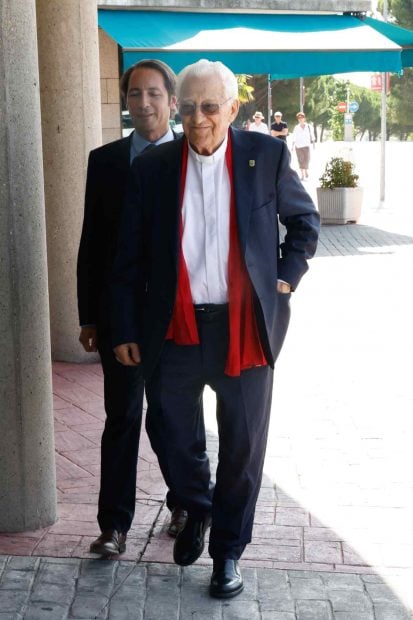 El Padre &Aacute;ngel, con su caracter&iacute;stica bufanda roja, se une al duelo. (Foto: Gtres)