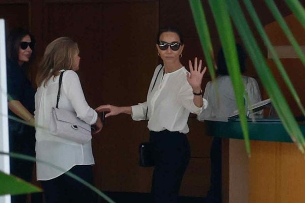 Isabel Preysler rota de dolor en el tanatorio. (Foto: Gtres)
