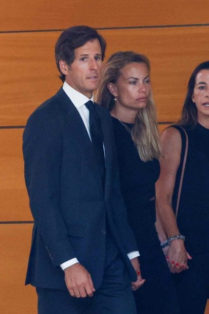 Carla Goyanes y Jorge Benguria durante el funeral de Caritina Goyanes en Madrid. (Foto: Gtres)