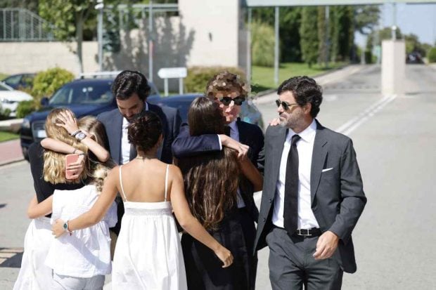 Antonio Matos y sus hijos llegan abatidos al tanatorio. (Foto: Gtres)