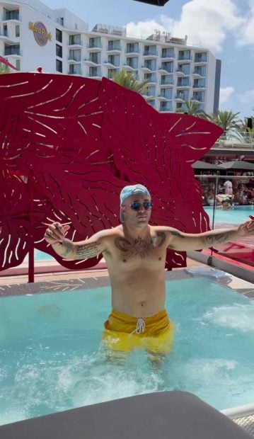 Kiko Rivera baila en la piscina de su hotel de lujo en Ibiza. (Foto: Redes Sociales)