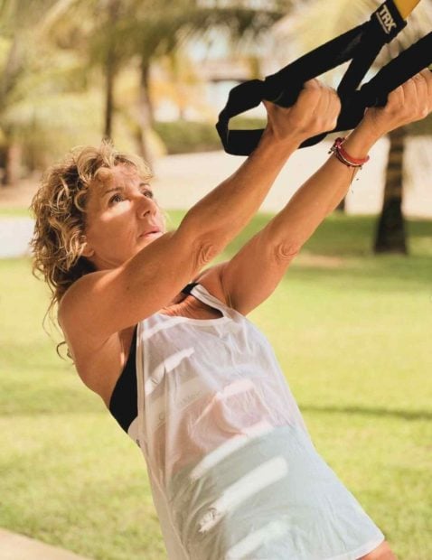 La cantante entrenando en el TRX es un espectáculo de fuerza. Foto: (Redes Sociales)