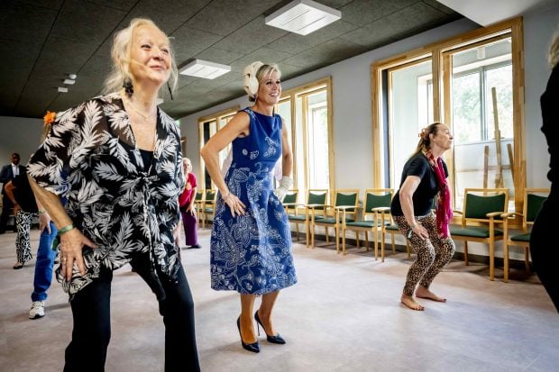 La reina Máxima está en el centro de la pista de baile del Centro Sociocultural De Basis en Soesterberg. (Foto: Gtres)