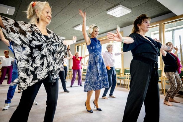 La imagen muestra a Máxima de Holanda siguiendo la coreografía del profesor. (Foto: Gtres)