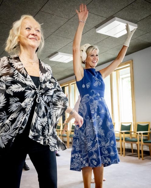 Máxima, con una sonrisa radiante, levantando los brazos al ritmo de la música de Juan Luis Guerra. (Foto: Gtres)