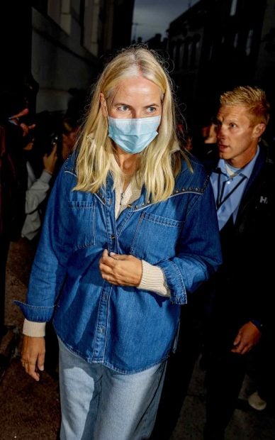 Mette-Marit lleg&oacute; a la preboda con una mascarilla. (Foto: Gtres)