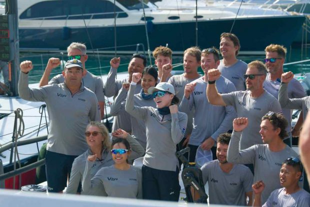 La reina Suthida posa sonriente junto a su equipo de regatas y los miembros de la tripulaci&oacute;n. (Foto: Gtres)